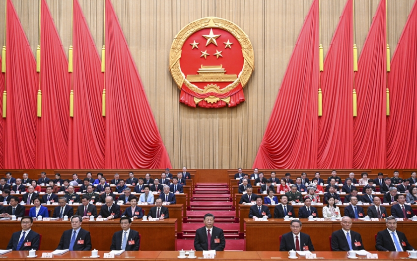 十四屆全國人大二次會(huì )議在京開(kāi)幕 習近平等在主席臺就座